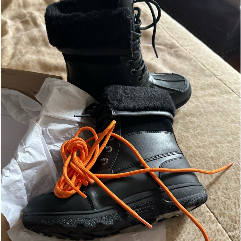 Boys Ugg’s size 4. In perfect condition